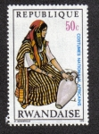 Stamps : Africa : Rwanda :  Trajes nacionales africanos, mujer portadora de agua, Túnez