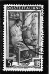 Stamps Italy -  Italia y el trabajo. Ceramista en la Toscana y campana del palacio de la señoria
