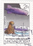 Sellos de Europa - Hungra -  dirigible sobre la Antartica