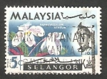 Sellos de Asia - Malasia -  Selangor - 88 - Sultán Salahuddin Abdul Aziz Shah y flores
