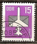 Sellos de Europa - Alemania -  Correo aéreo.Avión y el sobre (las alas son parte de la dotación)DDR.