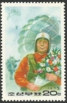Sellos de Asia - Corea del norte -  Paracaidista con bouquet de flores (1468)