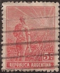 Stamps Argentina -  Labrador surcando la tierra con arado de mano. Sol naciente.  1912 5 centavos