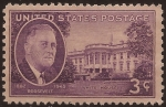 Stamps United States -  Roosevelt frente a la Casa Blanca  1945 3 centvos