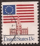 Stamps United States -  Bandera de las 13 estrellas sobre el Independence Hall  1975 13 centavos