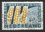 Stamps Netherlands -  Tres espigas de maiz delante del globo