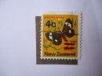 Stamps : America : New_Zealand :  magpie Moth (Nyctemera annulata)- Sello Sobretasa de 4 sobre 2,1/2 céntmo