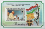 Sellos del Mundo : Africa : Gambia : S,S,  JUAN  PABLO  II  CON  INCENSARIO,  BANDERAS,  ESCUDO  Y  CRUCIFIJO.