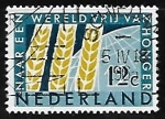 Stamps Netherlands -  Tres espigas de maiz delante del globo