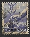 Sellos de Europa - Italia -  Una mano plantando un olivo