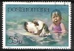 Sellos de Europa - Rumania -  Niño salvando un perro