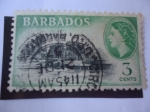 Stamps : America : Barbados :  Edificios Públicos - Queen Elizabeth II