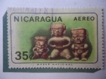 Stamps : America : Nicaragua :  Museo Nacional - Tres Estatuas. Familia- Antiguedades Nicaraguenses.