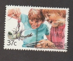 Stamps Australia -  Niños jugando con una langosta