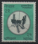 Sellos de Asia - Nepal -  AGRICULTOR  ARANDO  