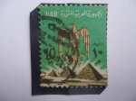 Stamps Egypt -  UAR - Aguila Saladina y las Pirámides de Gaza -  (Salah-ad-Din)