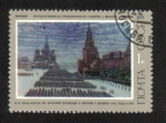Sellos de Europa - Rusia -  Centenario del nacimiento de pintores soviéticos, desfile en la Plaza Roja de Moscú, por Konstantin 