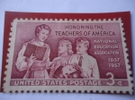 Sellos de America - Estados Unidos -  Honrando a los Maestros de América - Asociación Nacional de Educadores,1857-1957-Profesora y Alumnos