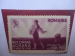 Sellos de Europa - Rumania -  Reforma Agraria, 1945 - Mujer sembradora.