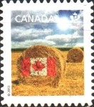 Stamps : America : Canada :  BANDERA  SOBRE  PACAS  DE  HENO