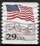 Sellos de America - Estados Unidos -  Bandera sobre el monumento Mt. Rushmore