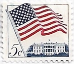 Sellos de America - Estados Unidos -  Bandera sobre la Casa Blanca