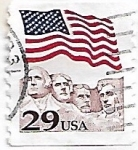 Sellos de America - Estados Unidos -  Bandera sobre el Monte Rushmore