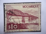 Stamps Mozambique -  Ponte Sóber o Rio Zambeze - Puente sobre el río Sambesi-Río del Africa Austral.