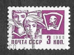 Sellos de Europa - Rusia -  3259 - Chico-Chica y Bandera de Lenin