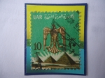 Stamps Egypt -  Escudo de Arma-Águila- Pirámide de Giza- Sello de 10 milliemes Egipcio.