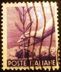 Sellos de Europa - Italia -  Democracia. Hand planting an olive tree