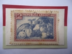 Sellos de America - Argentina -  Fruticultura - Productos del País- Sello de 2 m$n Peso Nacional Argentino, año 1949.