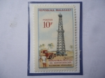 Stamps Madagascar -  Industrialisation de Madagascar-Exploración Petrolera-Torre de Perforación-Sello de 10 Franco CFA.