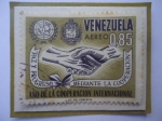 Sellos de America - Venezuela -  Paz y Progreso mediante  la cooperación-Año de la Cooperación Internacional-Apretón de manos-Escudos