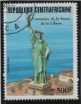Stamps : Africa : Central_African_Republic :  Estatua d