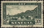 Stamps : Africa : Senegal :  Puente de Faidherbe sobre el rio Senegal, y nativos en canoa.