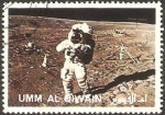 Stamps United Arab Emirates -  umm al qiwain, andando por la luna