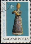Stamps : Europe : Hungary :  HUNGRIA Magyar Posta 1978 3323 Sello Ceramica de Margit Kovacs Mujer cortando pan usado