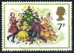 Stamps United Kingdom -  Familia alrededor del arbol de Navidad.