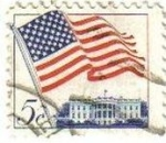 Sellos de America - Estados Unidos -  USA 1963 Scott 1208 Sello Bandera en la Casa Blanca usado