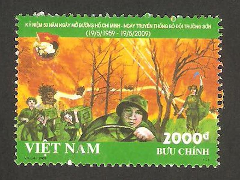 50 anivº del ejército de ho chi minh, soldados en la carretera dutante la guerra de Vietnam