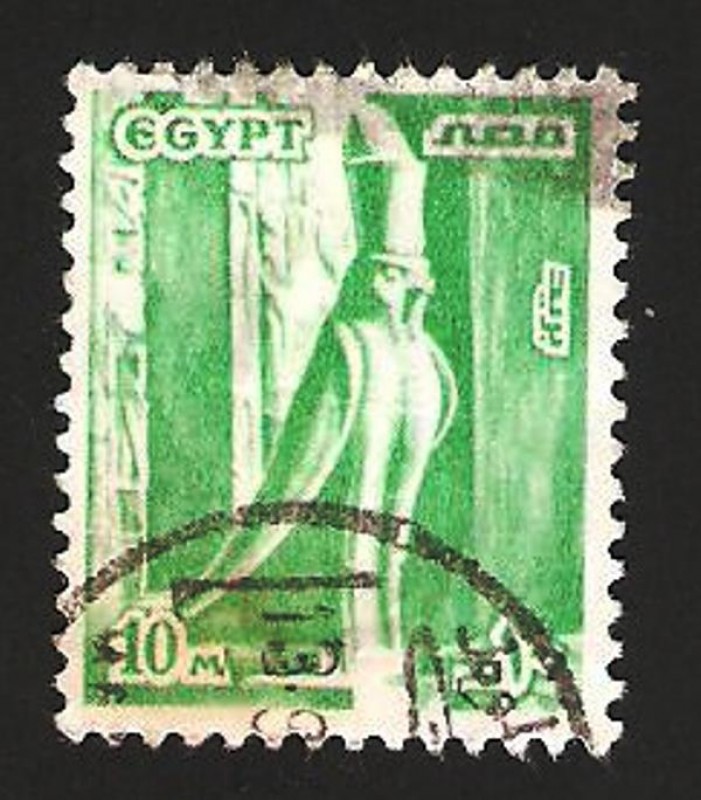 Horus en su templo de Edfu, con forma de halcón