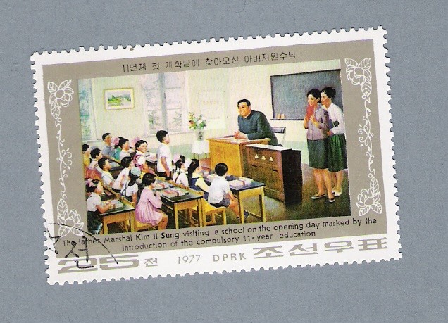 Kim Il Sung visitando un colegio