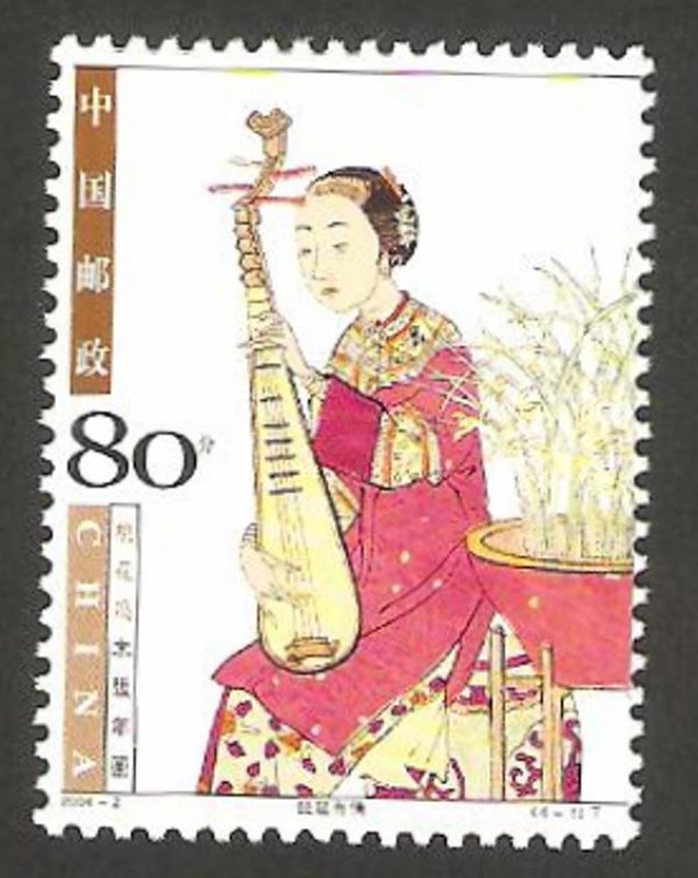 mujer tocando instrumento de cuerda