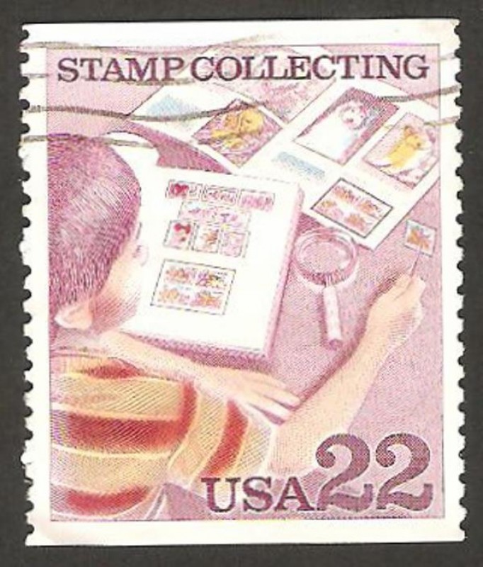 joven clasificando su colección de sellos 
