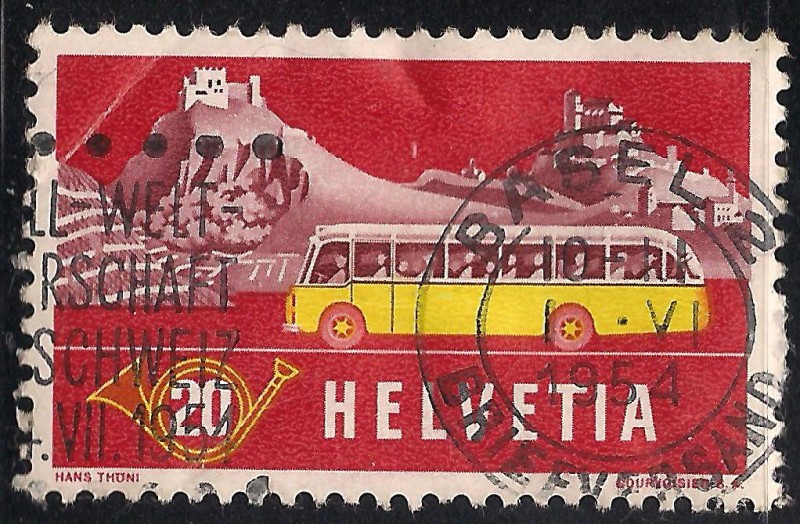 Autobús de correos Alpino con fondo del invierno