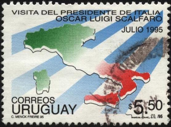 Contorno del mapa de Italia. Colores de las banderas de ambos países. Visita a Uruguay del President
