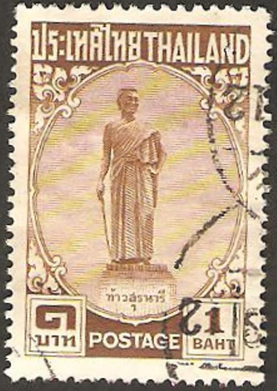 estatua en honor de mo, heroína