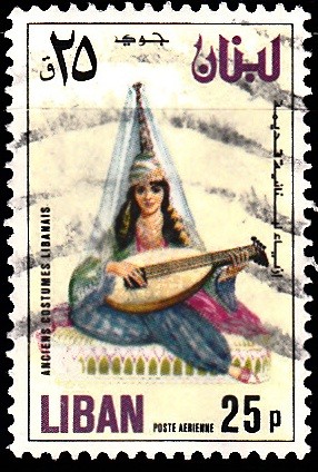 Mujer tocando la mandolina