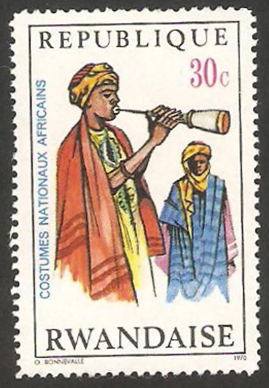 347 - joven tocando flauta de madera en Niger